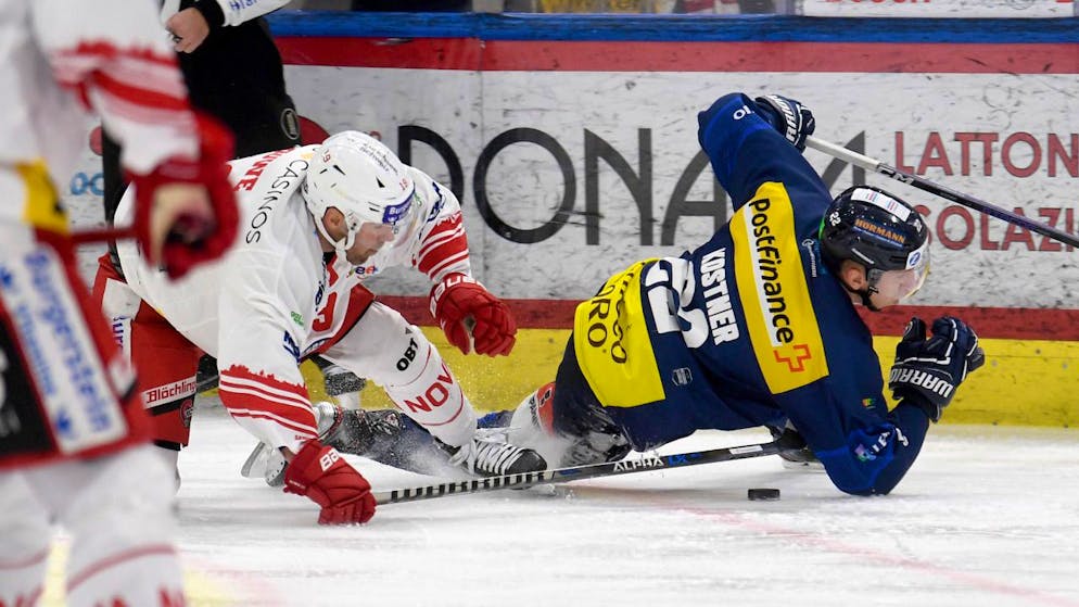 Diego Kostner (rechts) fällt beim Spiel gegen die Rapperswil-Jona Lakers auf die Schulter.