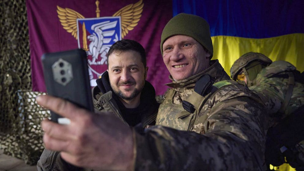 Un soldat ukrainien prend un selfie avec le président Volodymyr Zelensky, qui s'est rendu mardi près du front, non loin de Bakhmout.