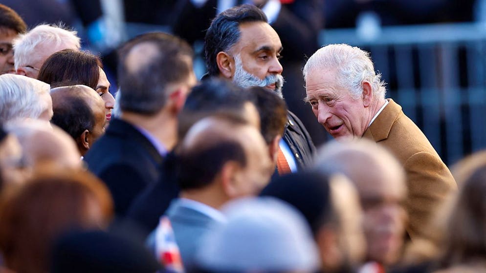 Il sovrano durante la sua visita a Luton.