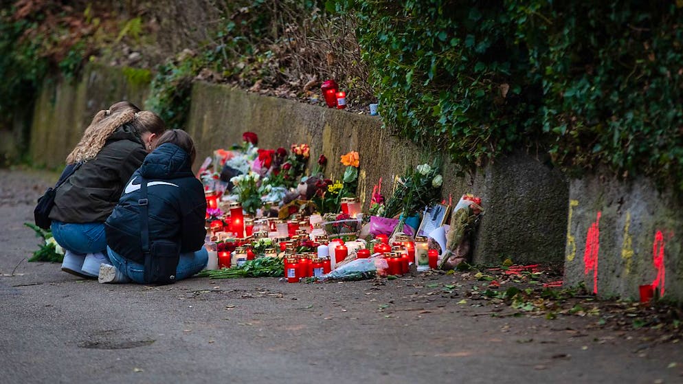 Fiori e candele sul luogo dell'aggressione.