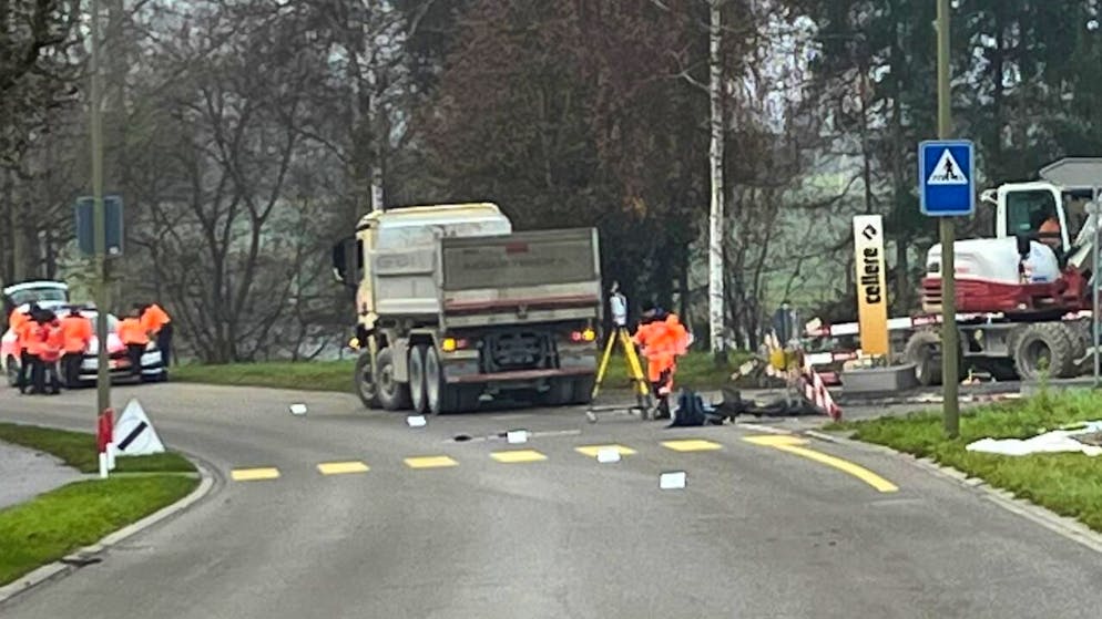 Aus noch unbekannten Gründen fuhr eine 13-jährige Velofahrerin in einen stehenden Lastwagen. Sie musste ins Spital gebracht werden.