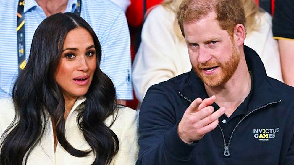 Meghan et Harry voulaient vivre heureux et cachés mais s’exposent ici à un nouveau jeu médiatique.