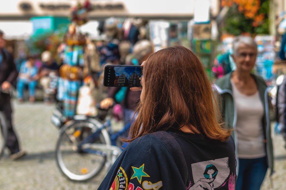 Tipps um nachhaltig Weihnachten zu feiern. Sich für ein gebrauchtes Smartphone zu entscheiden, schont Ressourcen und das eigene Portemonnaie.