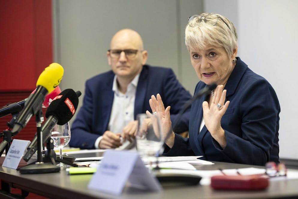 Justizdirektorin Jacqueline Fehr, rechts, nimmt zusammen mit Urs Kaderli (Leiter Digital Solutions der Direktion JI) an einer Medienkonferenz Stellung zum Zürcher Datenskandal.