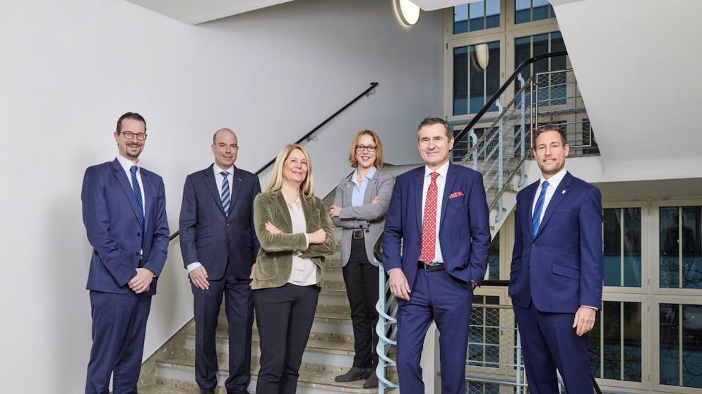 Der neu konstituierte Stadtrat von Zug (von links): Urs Raschle, Martin Würmli (Stadtschreiber), Eliane Birchmeier, Barbara Gysel, André Wicki (Stadtpräsident), Etienne Schumpf.