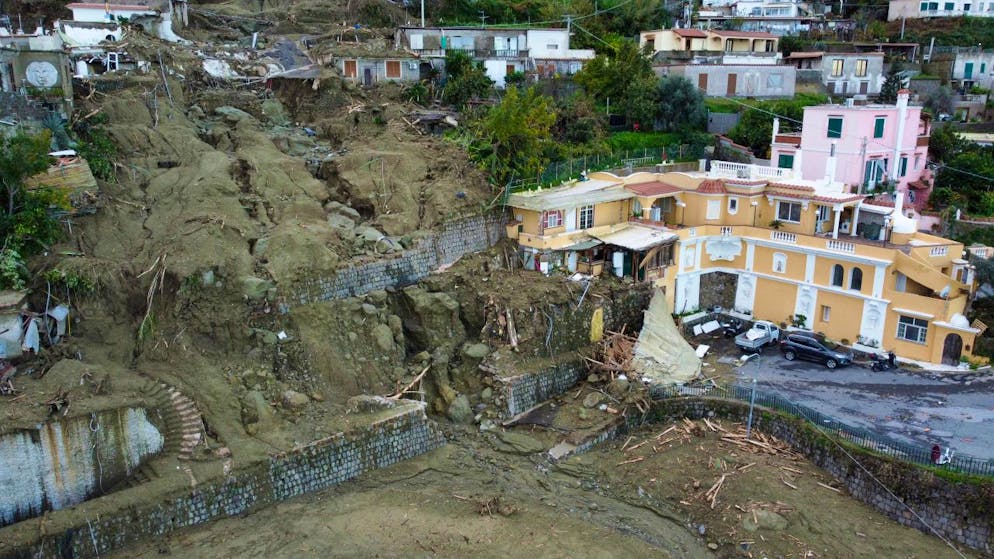 Eine Luftaufnahme zeigt Häuser, die durch das Unwetter und die einhergehenden Erdrutsche beschädigt wurden. Die Folgen des Unwetters kosteten mehreren Menschen das Leben. Foto: Salvatore Laporta/AP/dpa