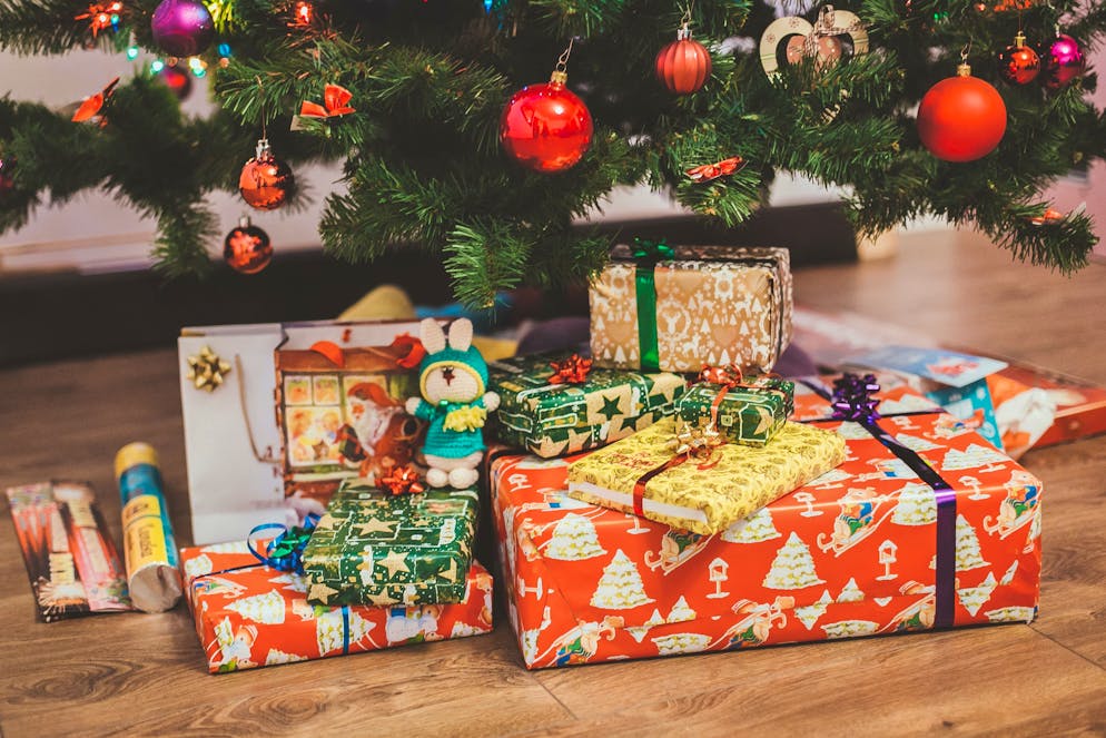 Tipps um nachhaltig Weihnachten zu feiern. Achte beim Kauf von Geschenken auf faire Herstellung und gute Materialien, die lange halten. 
