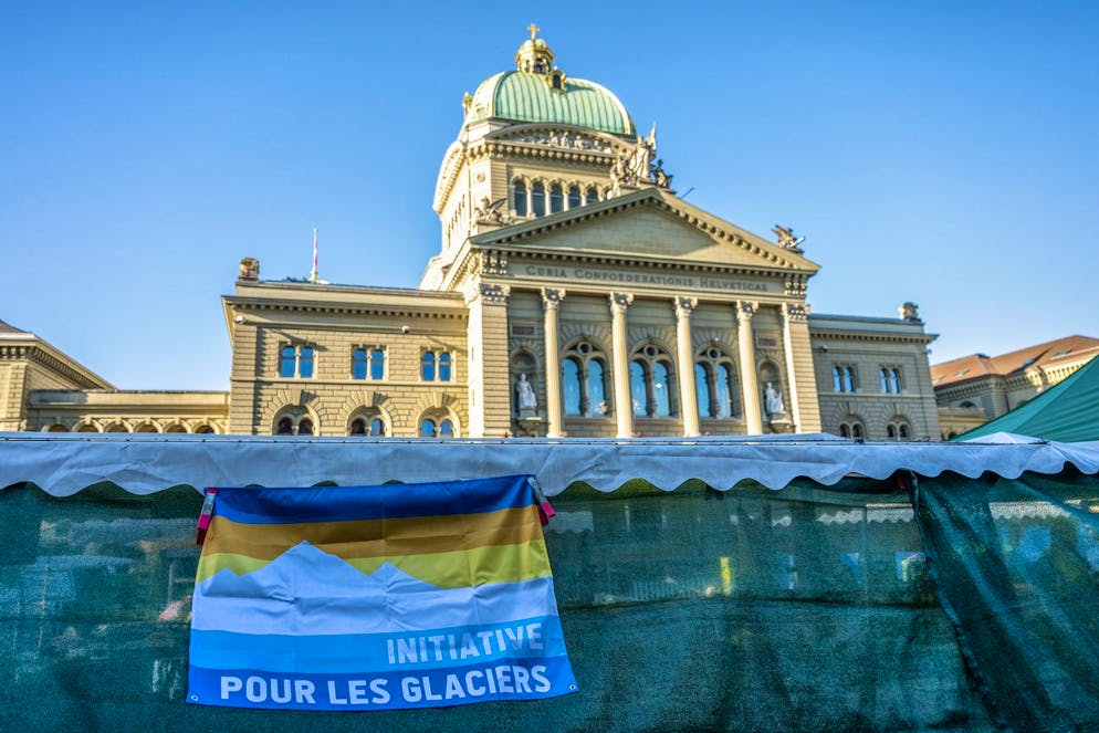 Ein Banner zu der Gletscherinitiative hängt am 14. Juni 2022 auf dem Bundesplatz in Bern.