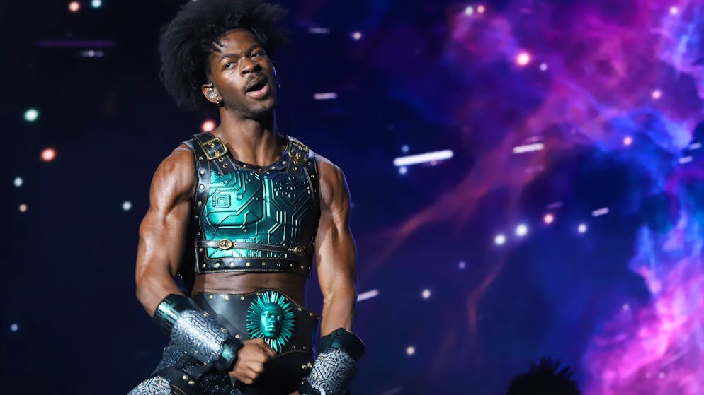 Line-up Gurtenfestival 2023. Rapper Lil Nas X überrascht immer wieder mit seinen ausgefallenen Outfits, nun besucht er für das Gurtenfestival die Schweiz.