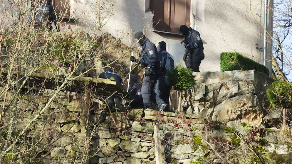 Einsatzkräfte der Polizei durchsuchen ein Gebäude in Thüringen.