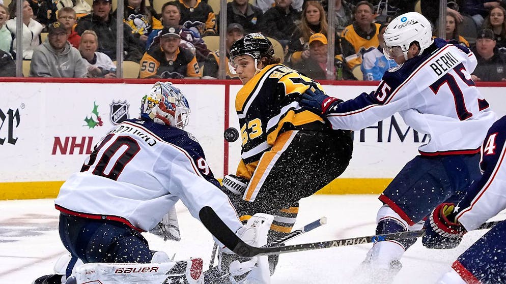 Viel Action für Tim Berni (in weiss mit Nummer 75) bei seinem NHL-Debüt gegen die Pittsburgh Penguins