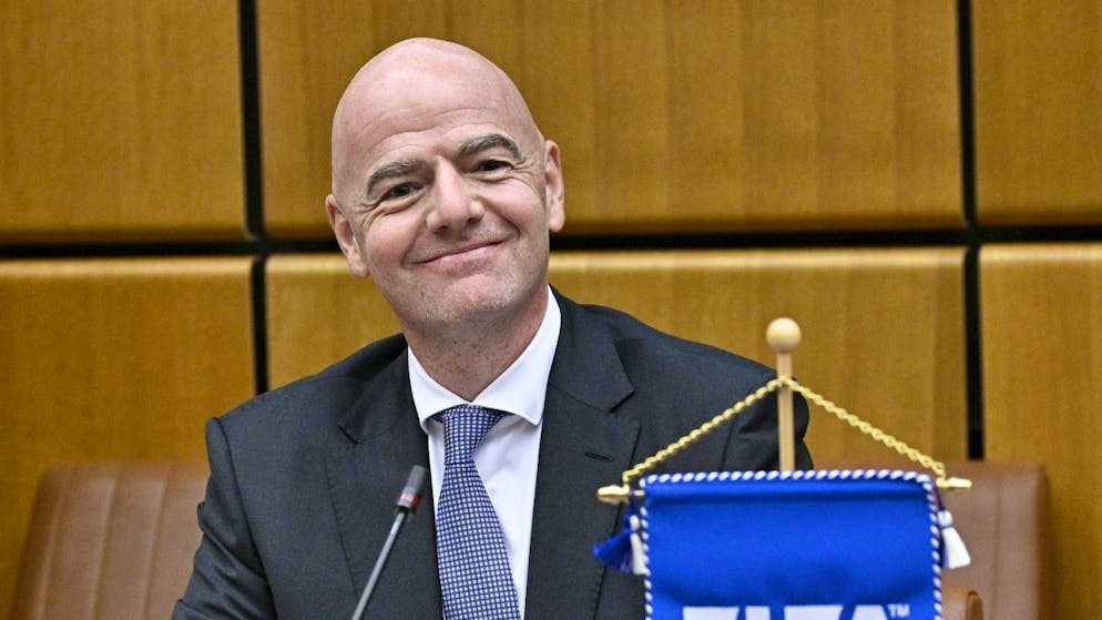 Möglicherweise tausende Wanderarbeiter im Vorfeld der Fussball-WM in Katar ausgebeutet, einige ums Leben gekommen. Die Nichtregierungsorganisation Avaaz findet das nicht zum Lachen - und fordert von Fifa-Chef Gianni Infantino (Bild vom 14. 9. 2020) die Beteiligung an einem Entschädigungsfonds.