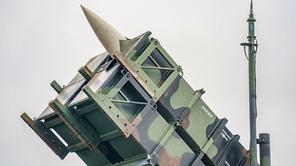 ARCHIV - Ein gefechtsbereites Flugabwehrraketensystem vom Typ «Patriot» des Flugabwehrraketengeschwaders 1 der Bundeswehr steht auf dem Flugfeld des Militärflughafens. Foto: Axel Heimken/dpa