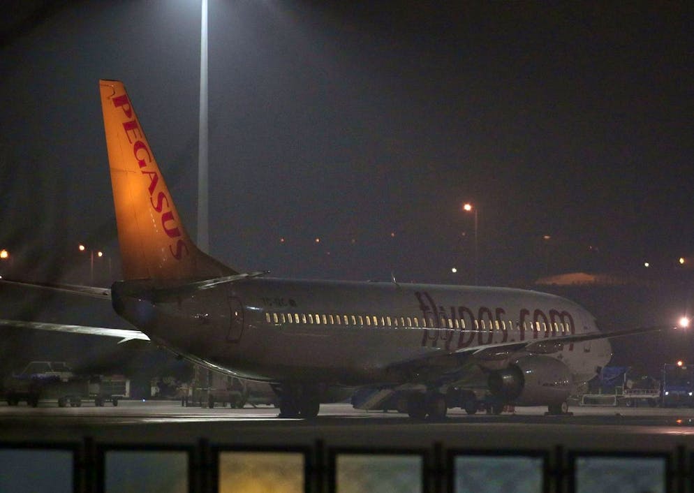 Un velivolo della Pegasus all'aeroporto di Istanbul in una foto illustrativa d'archivio. Il volo sul quale c'è stato il falso allarme era della stessa compagnia ma non è mai giunto nell'aeroporto turco a causa dell'atterraggio d'emergenza in Spagna.