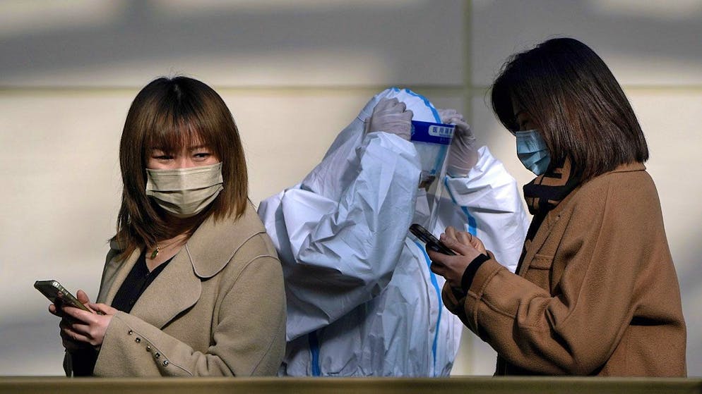 Frauen stellen sich am 5. Dezember 2022 in Peking für die obligatorischen Corona-Tests an: Im Kampf gegen die Corona-Pandemie hat China seine strikten Null-Covid-Massnahmen etwas gelockert.