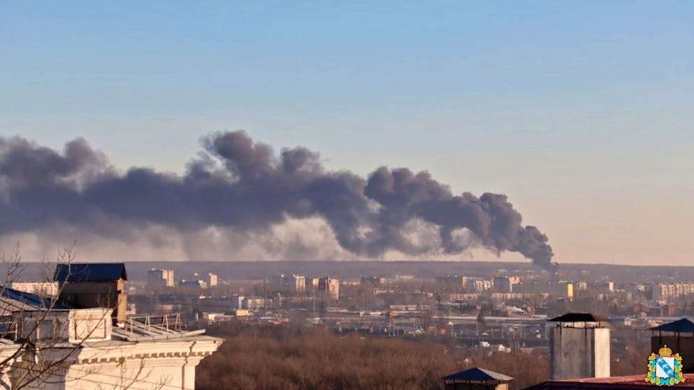 Über dem Flugplatz von Kursk steigt am 6. Dezember 2022 Rauch auf.