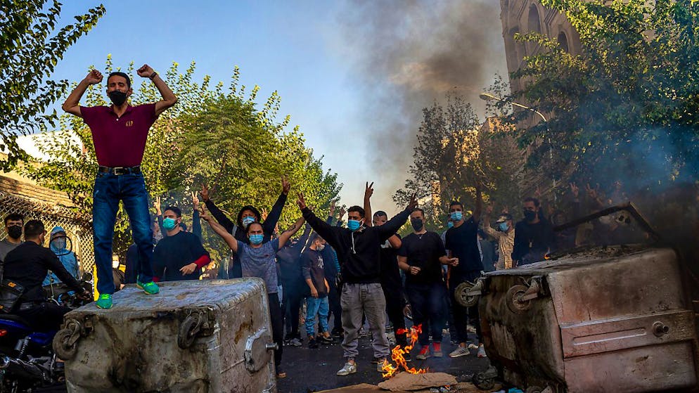 ARCHIV - Iraner protestieren gegen das Regime. Foto: Uncredited/AP/dpa