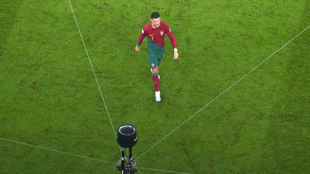 Cristiano Ronaldo lascia il Lusail, solo, mentre i compagni di nazionale festeggiano sotto la curva dei tifosi.