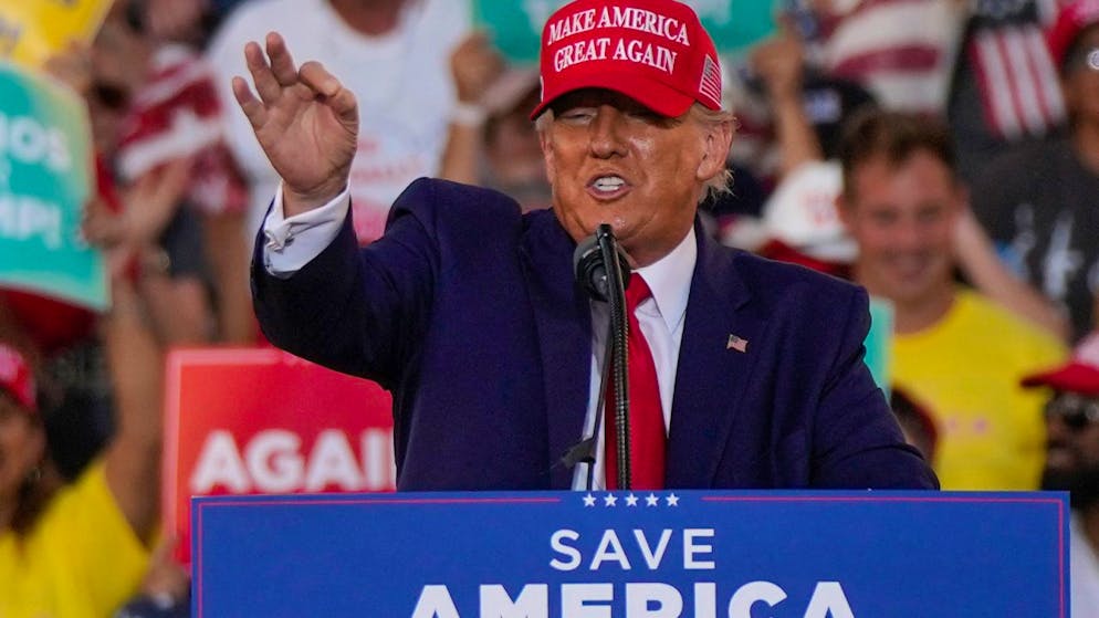 Der ehemalige US-Präsident Donald Trump spricht bei einer Wahlkampfveranstaltung in Miami. (Archivbild: Rebecca Blackwell/AP/dpa)