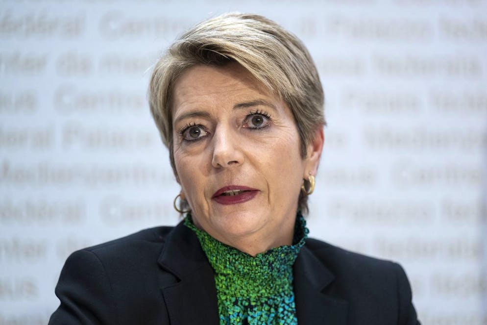 Karin Keller-Sutter durante la conferenza stampa di giovedì, quando è stata annunciata la nuova ripartizione dei Dipartimenti tra i «ministri» del Consiglio Federale.