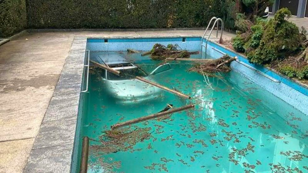 Une femme de 88 ans est décédée lorsque sa voiture est tombée dans une piscine à Clarens.