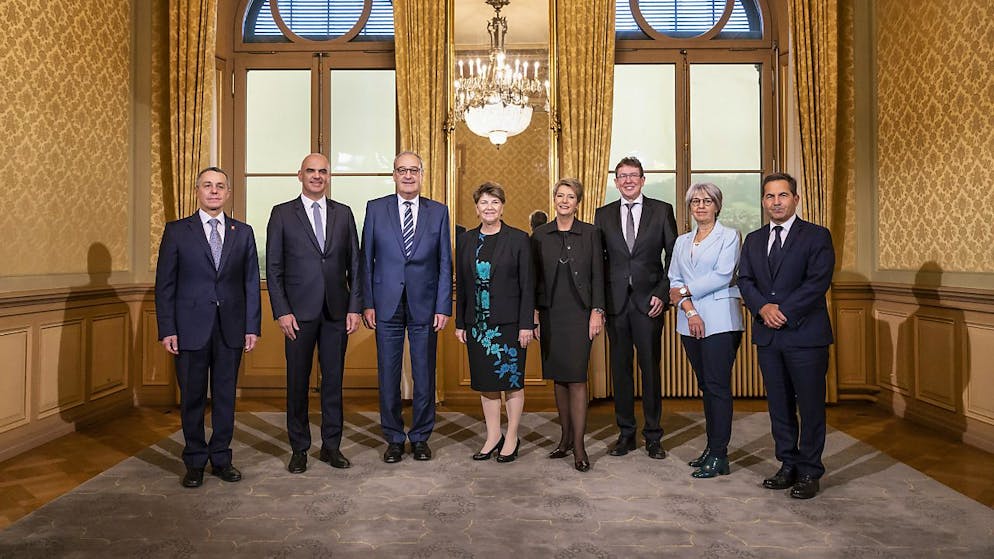 Der neu zusammengesetzte Bundesrat diskutiert am Donnerstagnachmittag über die Verteilung der sieben Departemente.