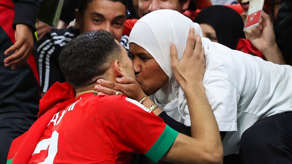 Marokko-Star Achraf Hakimi bekommt nach dem Sieg gegen Spanien einen Kuss von seiner Mama aufgedrückt.