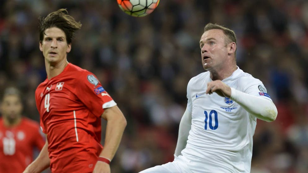 Klose 2016 im Duell mit Wayne Rooney.