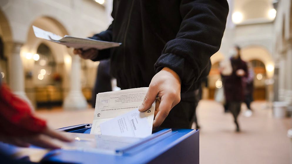 Der Zürcher Stadtrat fordert mit einer Behördeninitiative, dass Ausländerinnen und Ausländern auf kommunaler Ebene abstimmen und wählen dürfen. Die vorberatende Kommission des Kantonsrats empfiehlt die Initiative knapp zur Ablehnung. (Symbolbild)