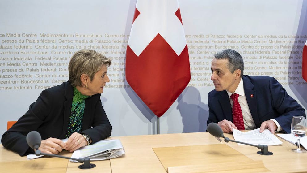 Bundesrätin Karin Keller-Sutter und Bundespäsident Ignazio Cassis teilen die Departementsverteilung mit.