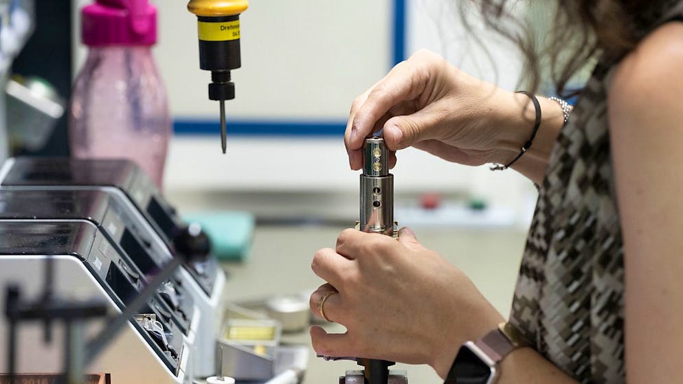 Frauen arbeiten seltener als Männer in gut bezahlten Branchen. Die Zürcher Volkswirtschaftsdirektion will daher mehr Frauen für Tech-Berufe begeistern. (Symbolbild)