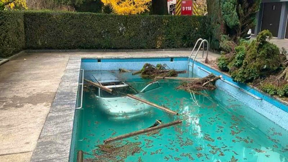 In diesen Pool im waadtländischen Clarens stürzte eine 88-jährige Frau mit einem Auto.