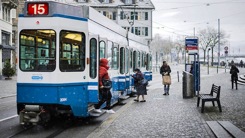 Den Mangel an Arbeitskräften spüren die Verkehrsunternehmen im Kanton Zürich. Die VBZ stellten eine Tramlinie ein. (Archivbild)