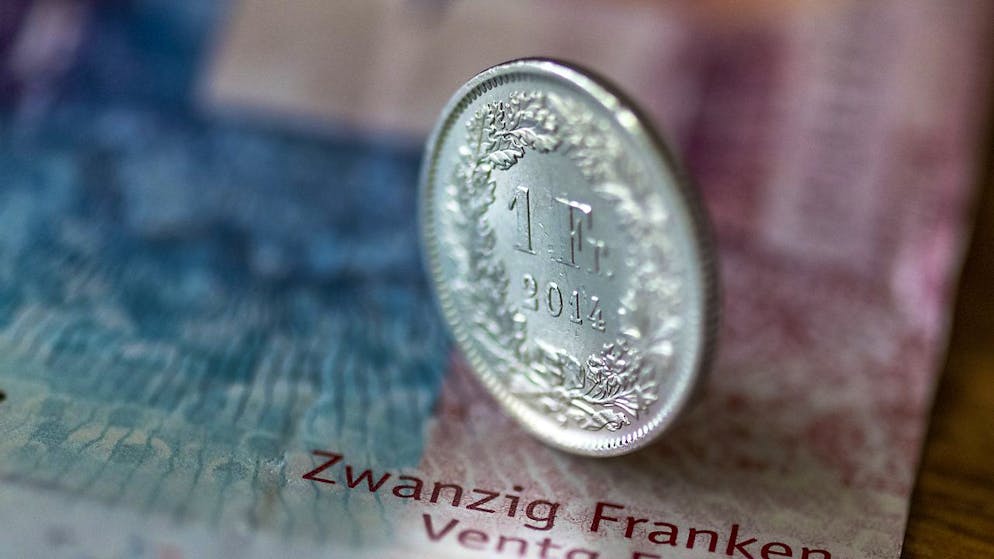 Bargeld soll in der Schweiz nicht zwingend angenommen werden müssen. Dieser Meinung ist der Bundesrat. (Themenbild)