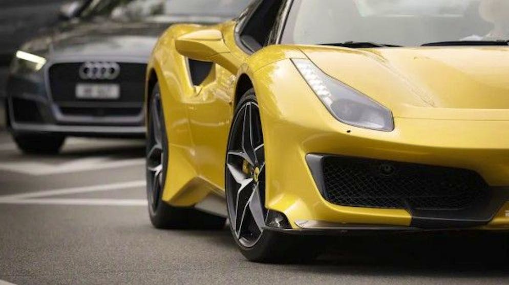 Un'auto sportiva nel centro di Zurigo