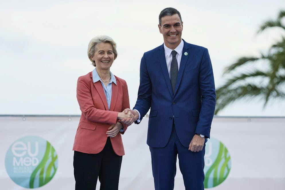 Il Primo ministro spagnolo Pedro Sanchez accoglie la presidente della Commissione europea Ursula von der Leyen ad Alicante.