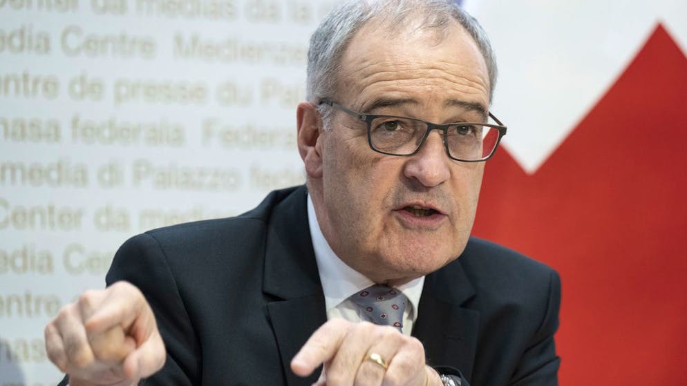 Bundesrat Guy Parmelin informiert an einer Medienkonferenz zum Bundesgesetz über die Entlastung der Unternehmen von Regulierungskosten.