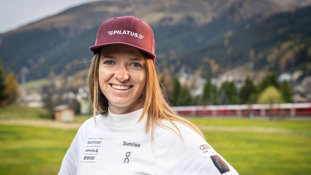 Hat allen Grund zum Lachen: Nadine Fähndrich vor Saisonbeginn beim Fototermin in Davos.