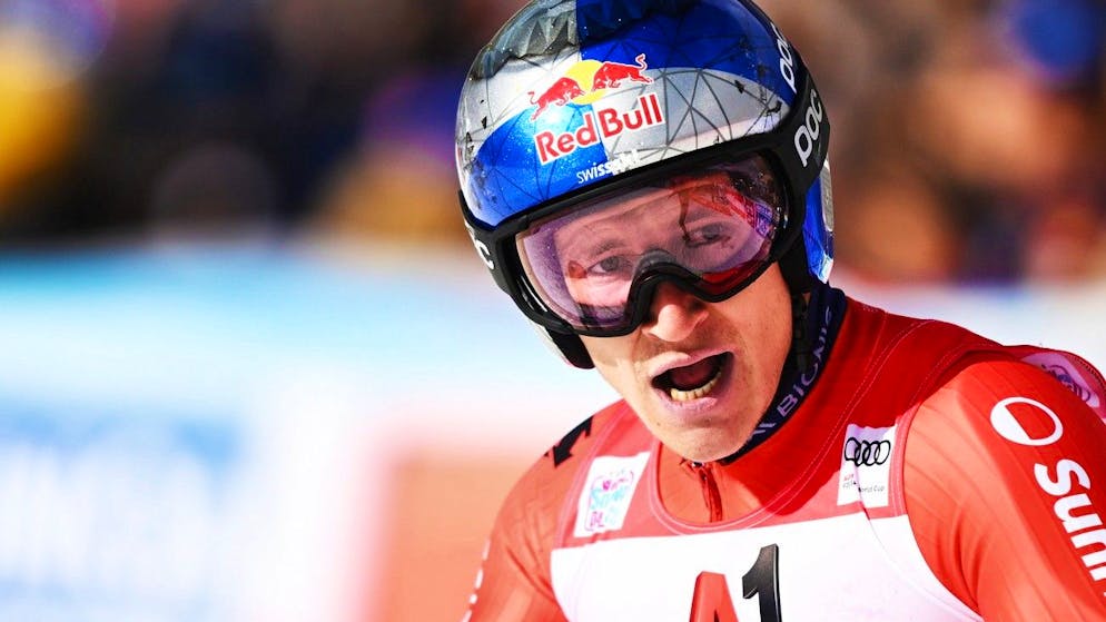 Marco Odermatt tacle la FIS