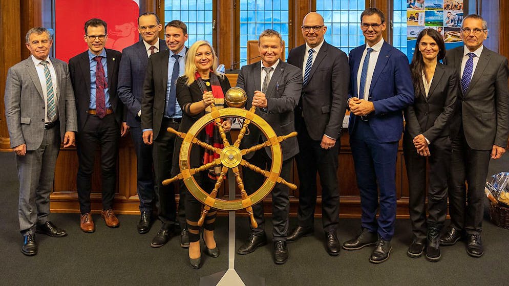 Der Ausserrhoder Regierungsrat Alfred Stricker gab das "Steuerrad" der Internationalen Bodensee-Konferenz (IBK) an Bayerns Europaministerin Melanie Huml weiter.