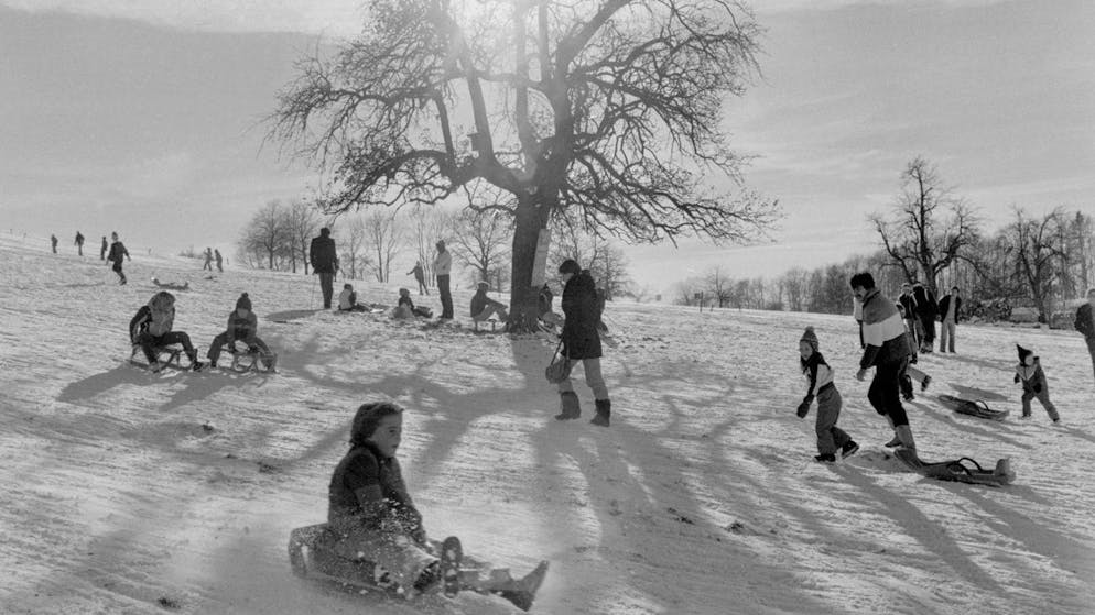 Schlittelspass auf dem Albispass bei Zürich 1977: Dort stand bis 1989 sogar ein Skilift. Aber waren die Winter früher tatsächlich so schneereich, wie viele behaupten?
