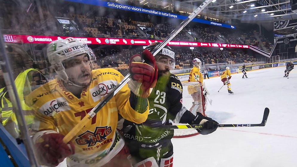Robin Grossmann, Verteidiger des EHC Biel, kam für sein Bandencheck vorerst ohne Sperre davon.