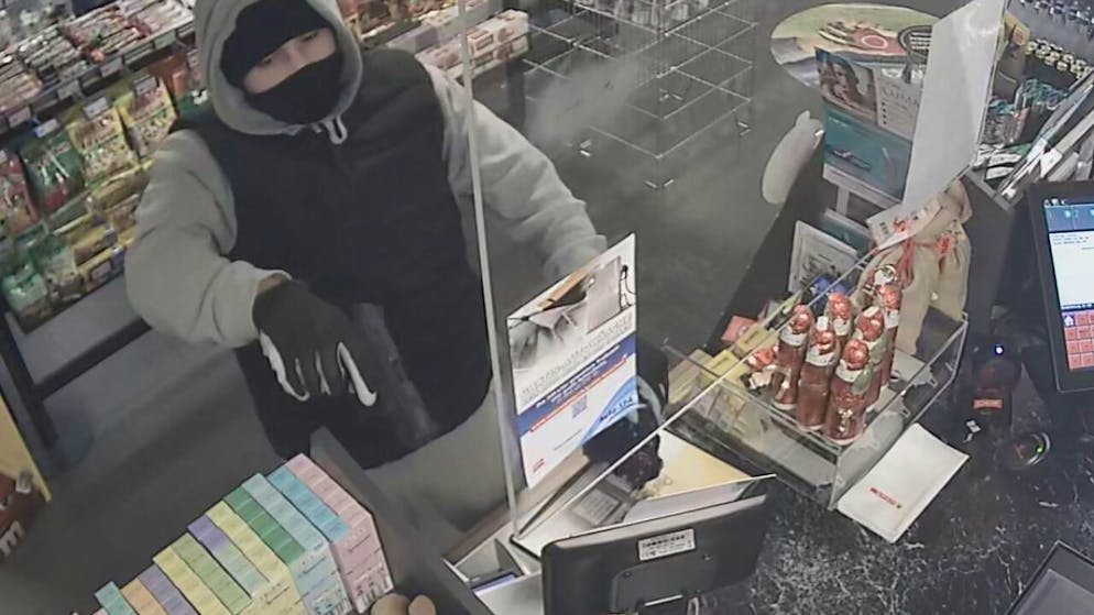 Dieser unbekannte Mann überfiel am Donnerstagabend den Avia-Tankstellen-Shop in Egnach TG. Er wurde von einer Überwachungskamera gefilmt.