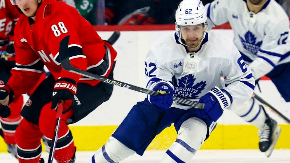 Denis Malgin (rechts) – hier Anfang November in einem Spiel gegen die Carolina Hurricanes – stand für die Toronto Maples Leafs erstmals seit dem 28. November wieder im Einsatz.