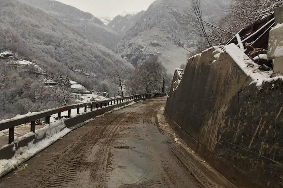 La strada della Calanca dopo i lavori di sgombero.