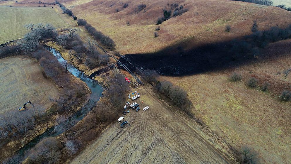 Durch ein Leck in einer Pipeline in den USA sind offenbar mehr als zwei Millionen Liter Öl ausgelaufen. Das Austreten des Öls aus der Keystone-Pipeline im US-Bundesstaat Kansas sei eingedämmt, erklärte am Freitag (Ortszeit) der kanadische Betreiber TC Energy.