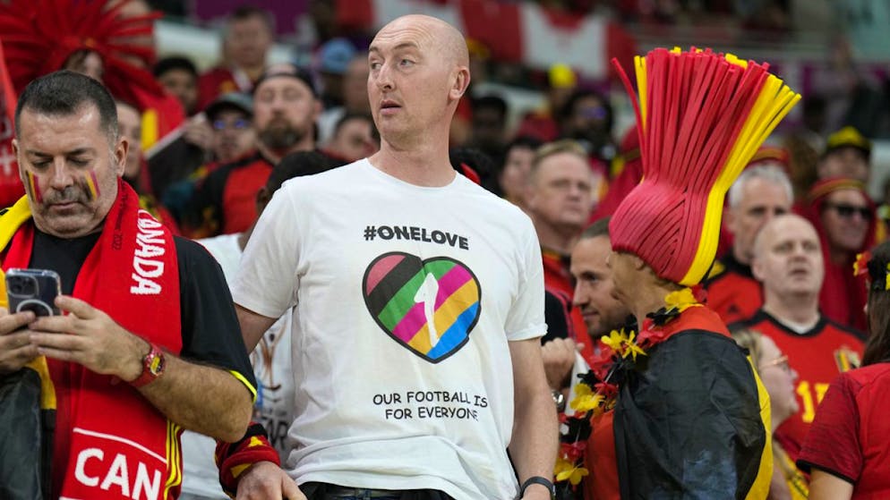 Wahl avait été retenu le 21 novembre par du personnel de sécurité au Qatar parce qu'il portait un T-shirt arc-en-ciel au match entre les Etats-Unis et le Pays-de-Galles, pour apporter son soutien aux droits LGBT+, à l'instar de ce supporter (image prétexte).