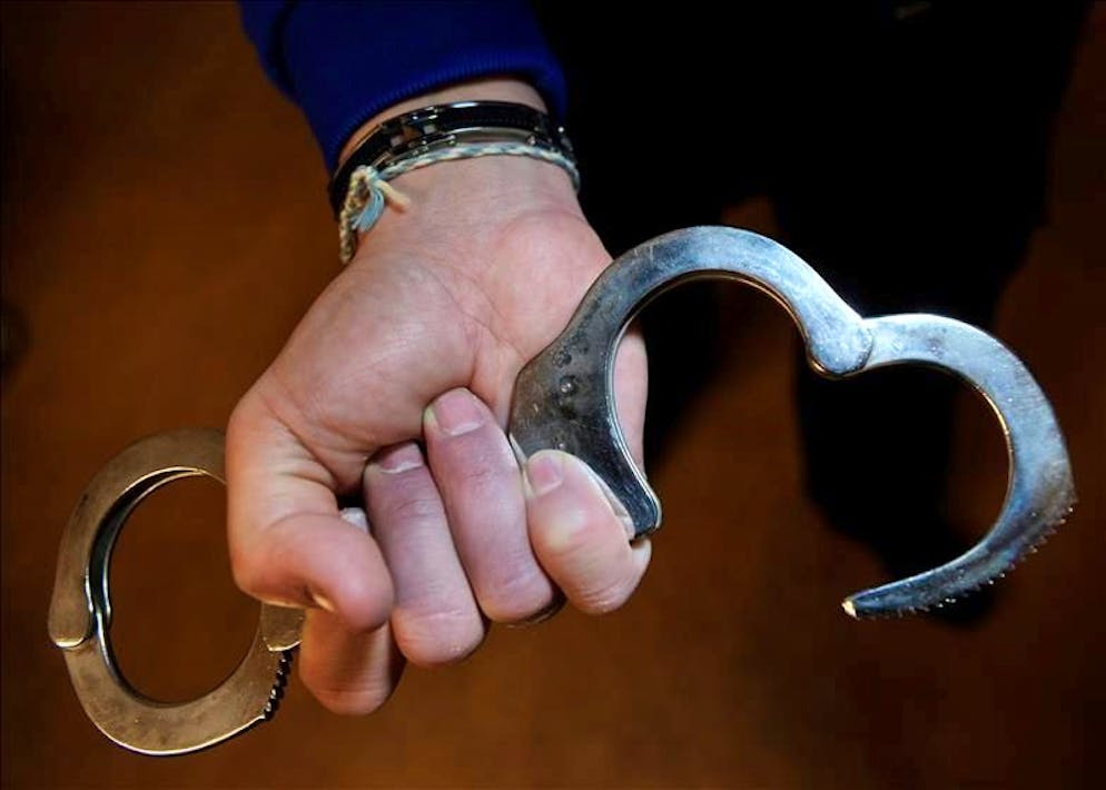 Abusi in un centro yoga, scattano le manette