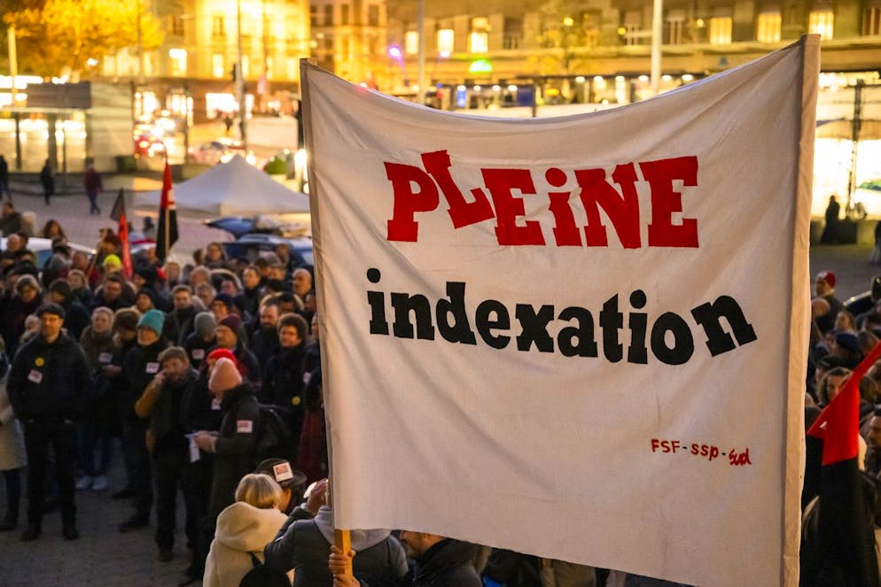 Menschen demonstrieren am 6. Dezember in Lausanne, damit der Waadtländer Staatsrat die Löhne voll an die Teuerung anpasst.