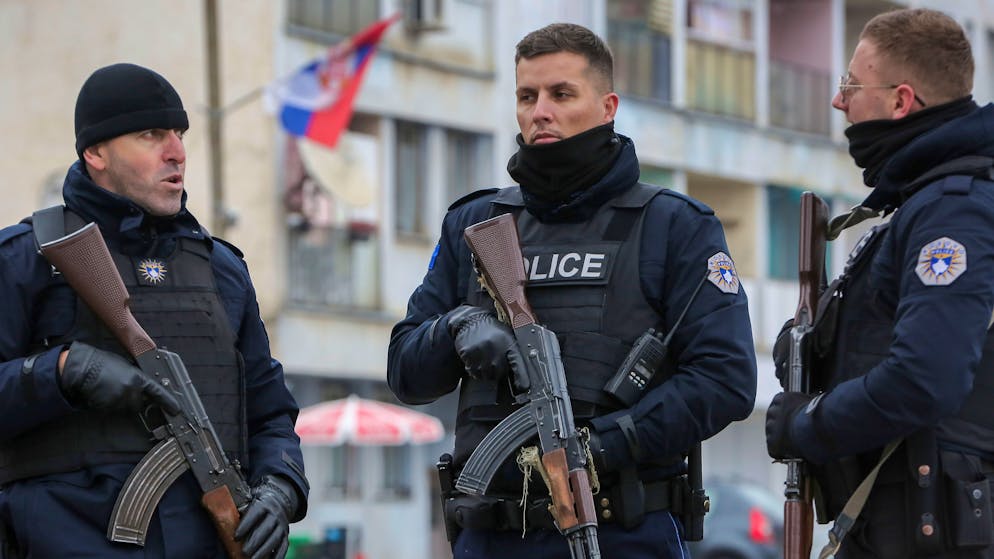 Kosovarische Polizei am 12. Dezember auf Streife in Mitrovica.